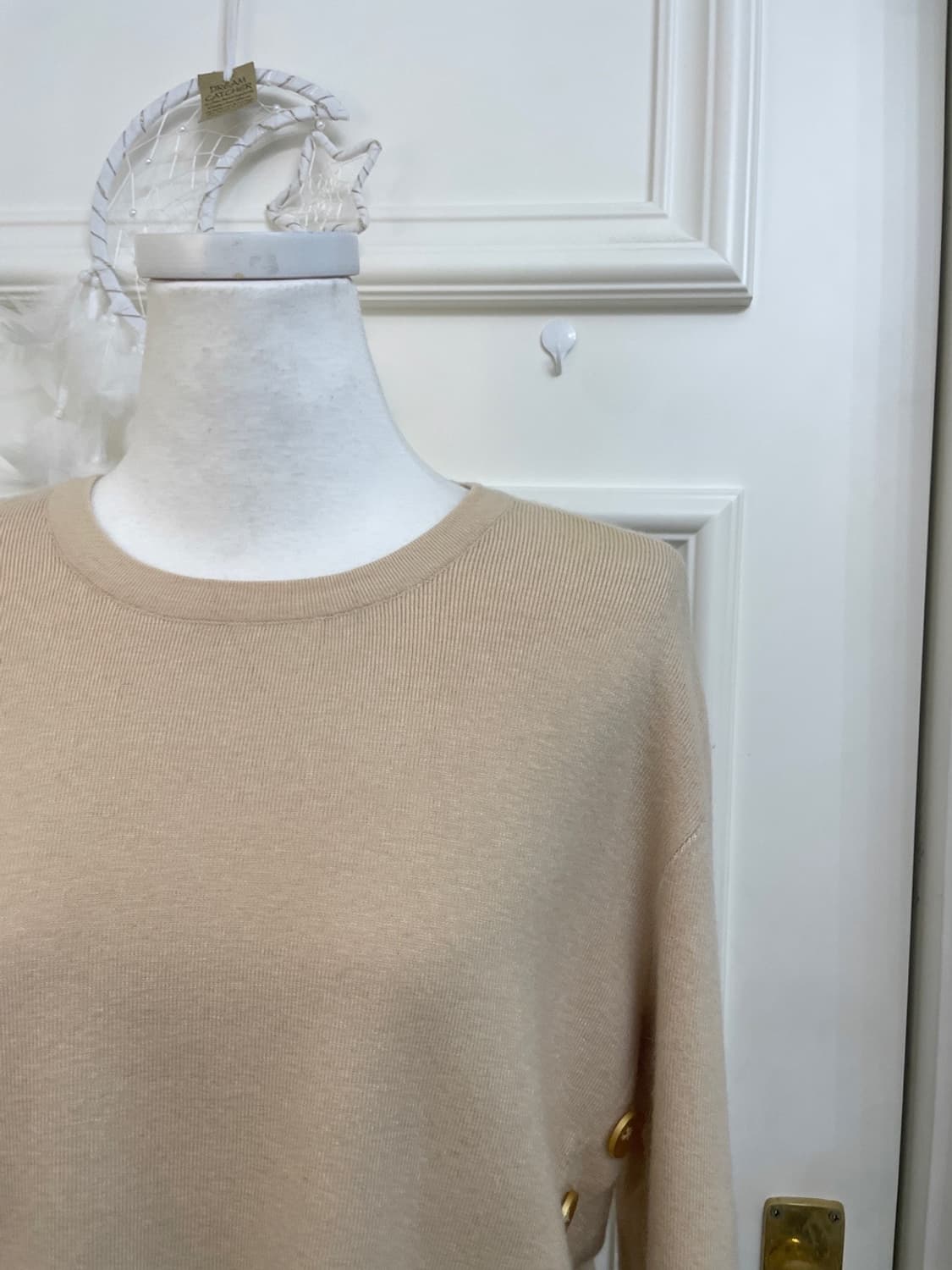 beige unbalance wood button soft knit to 상품이미지8