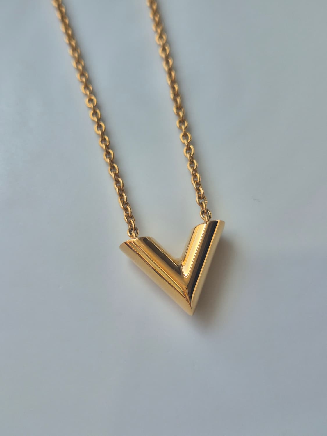 [새상품급/풀구성] 루이비통 에센셜 V 목걸이 골드 상품이미지3