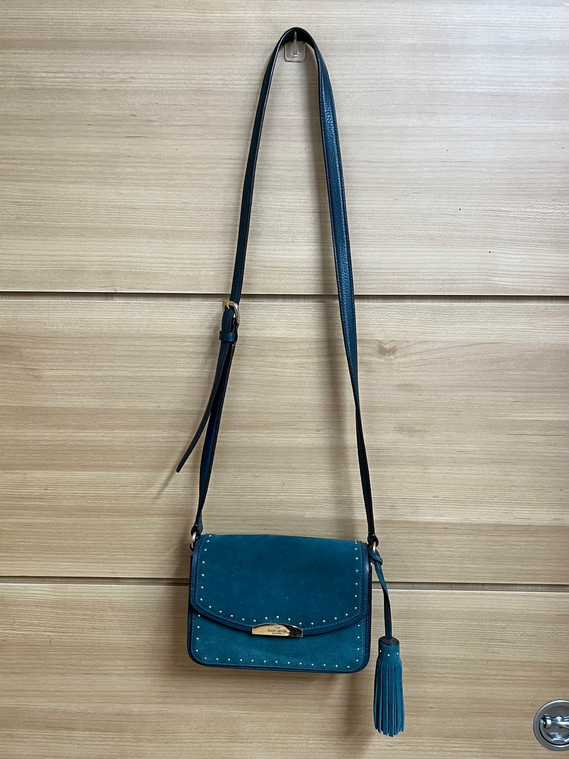 케이트스페이드 스터드 스웨이드 크로스백 상품이미지7