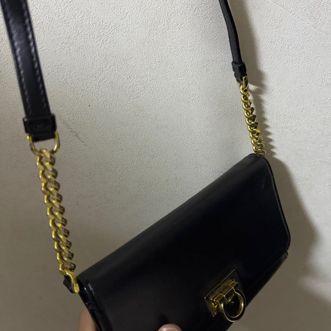 페라가모 간치니 금장 미니 크로스백  상품이미지4