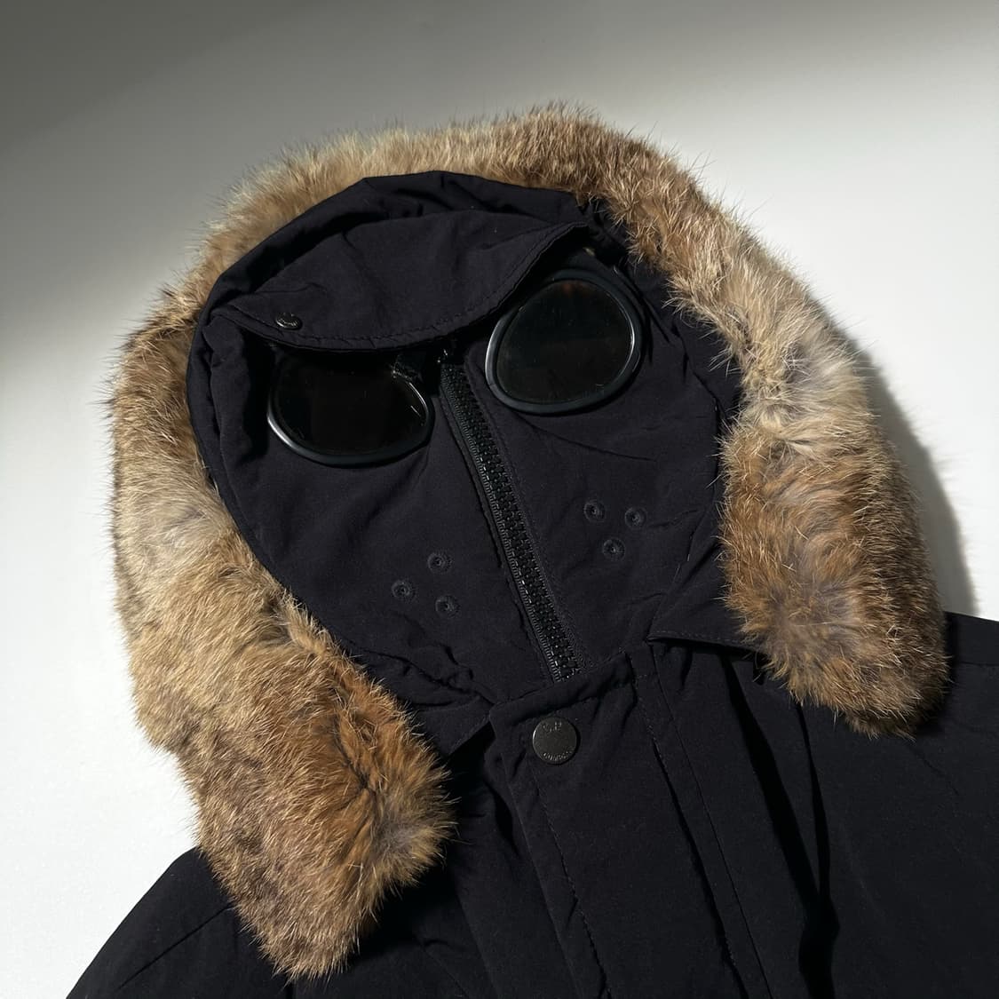 CP컴퍼니 노르지 고글 덕다운 패딩 블랙 상품이미지4