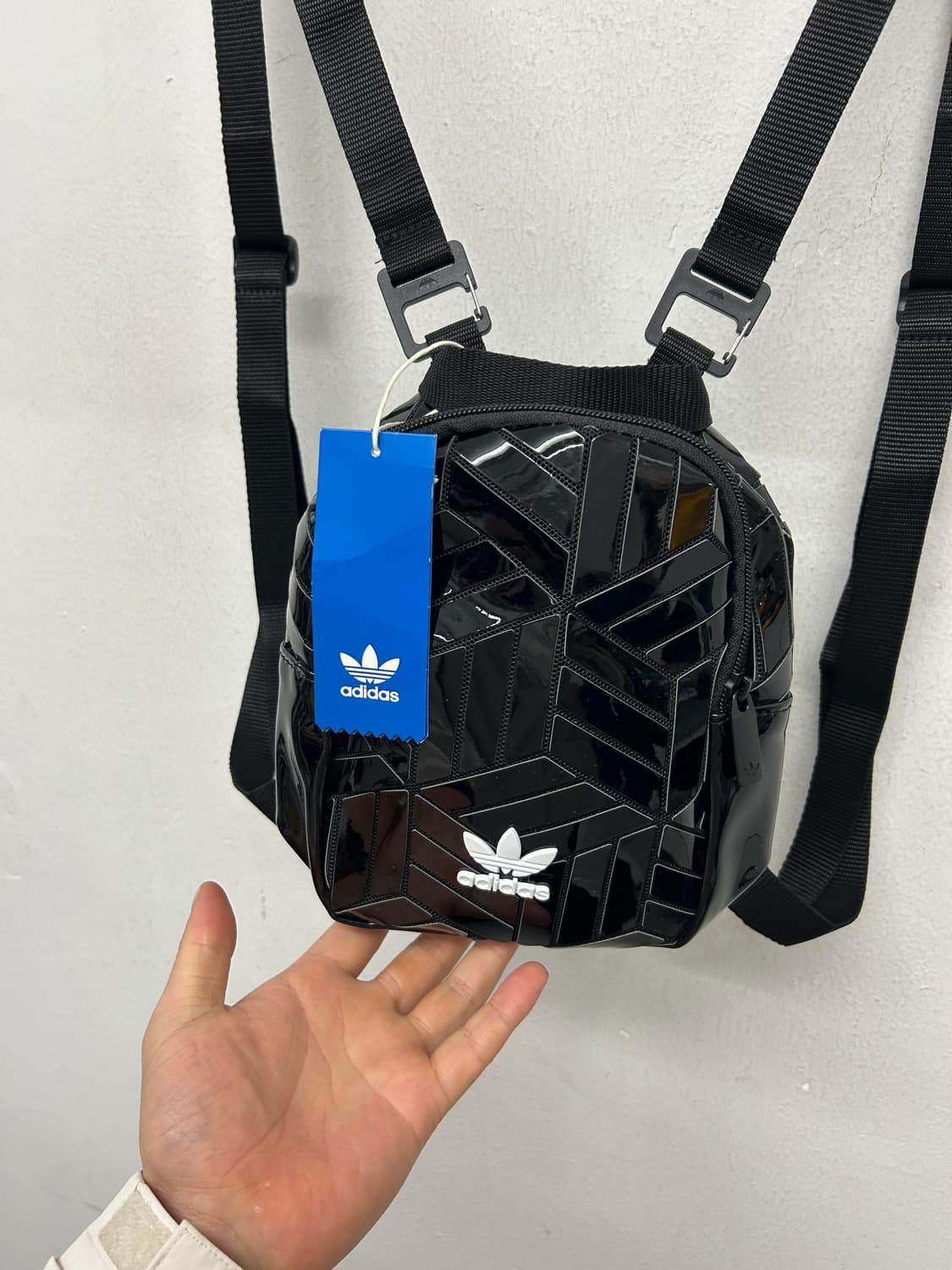 아디다스 블랙 에나멜 미니 백팩 상품이미지2