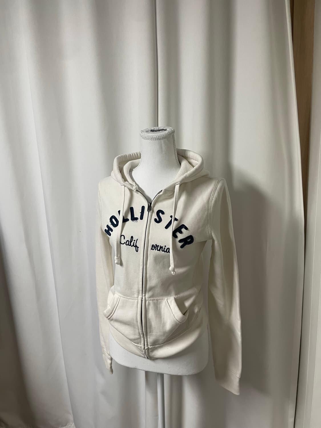 홀리스터 아이보리 남색로고 크림 후드집업 상품이미지3