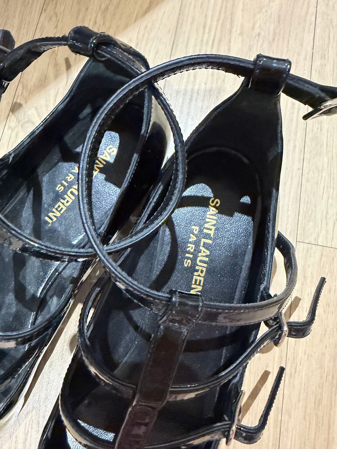 생로랑 블랙에나멜 스트랩 플랫 상품이미지2