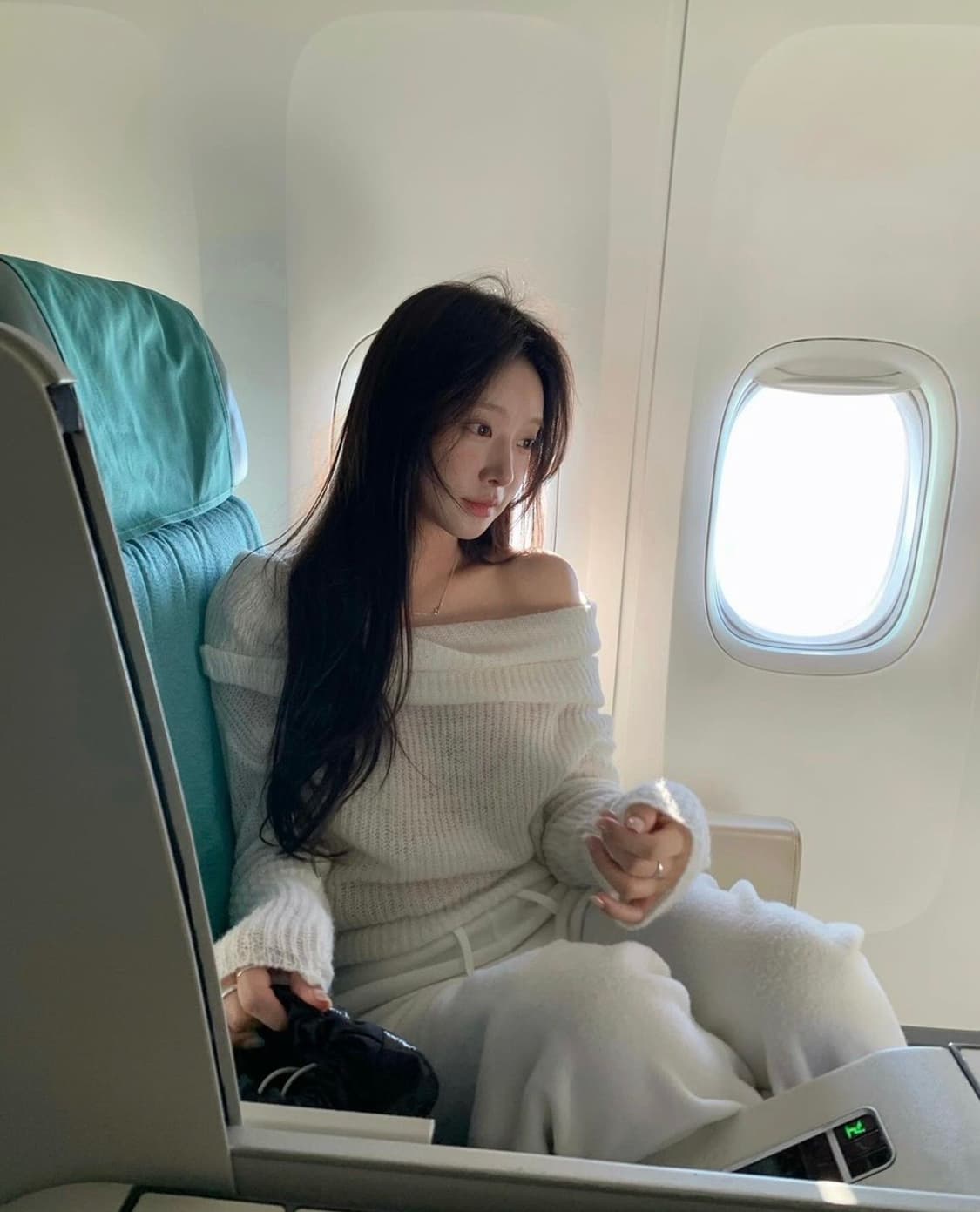 더위시 리즈(leeds) 밀크 오프숄더 니트 아이보리 상품이미지4