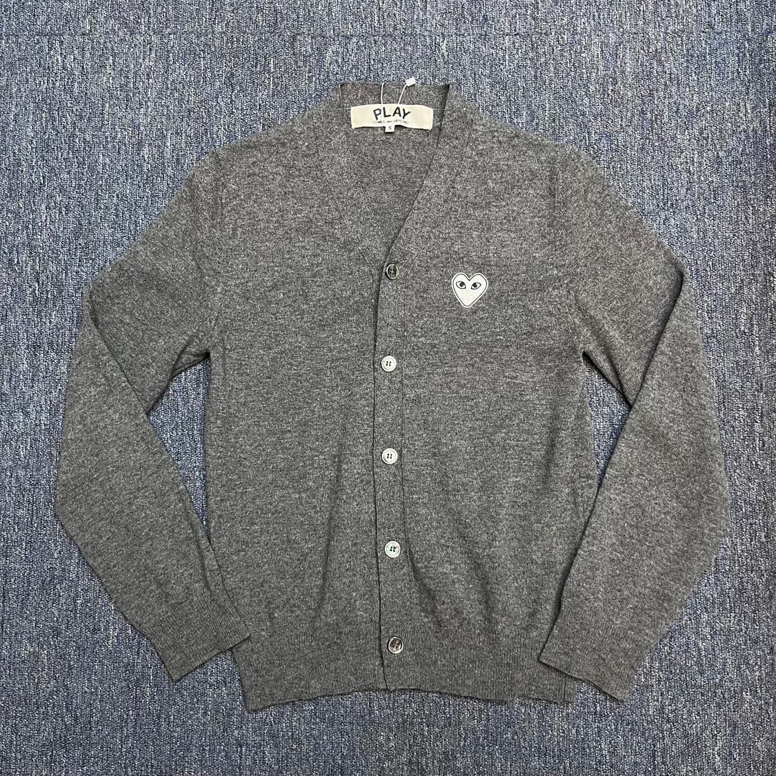 꼼데가르송 그레이 하트 와펜 가디건 상품이미지1