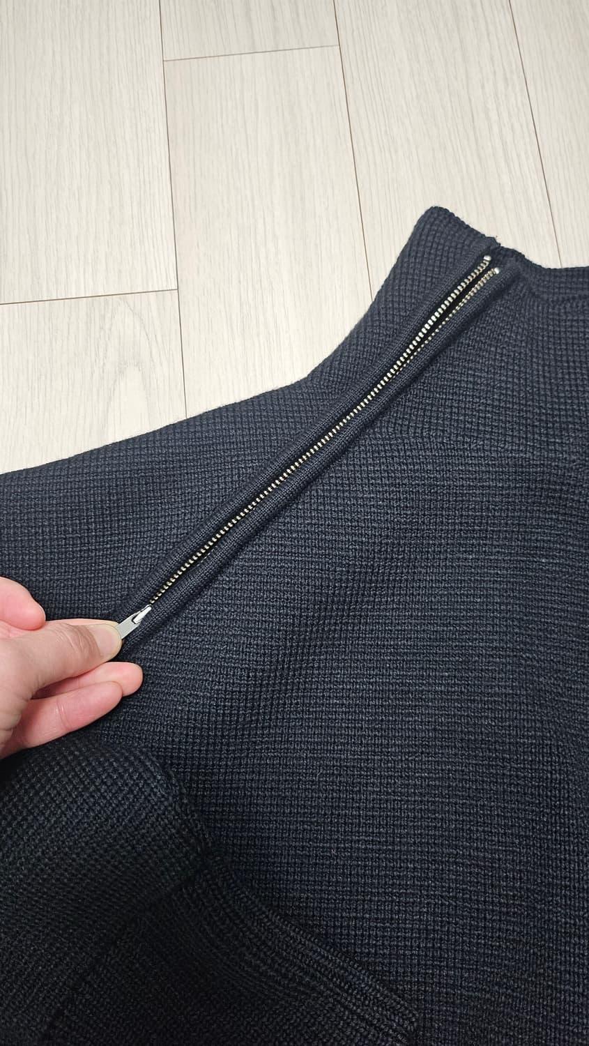 (새상품)자크뮈스 메리노울 넥 크롭 집업 스웨터 블랙/S 상품이미지6