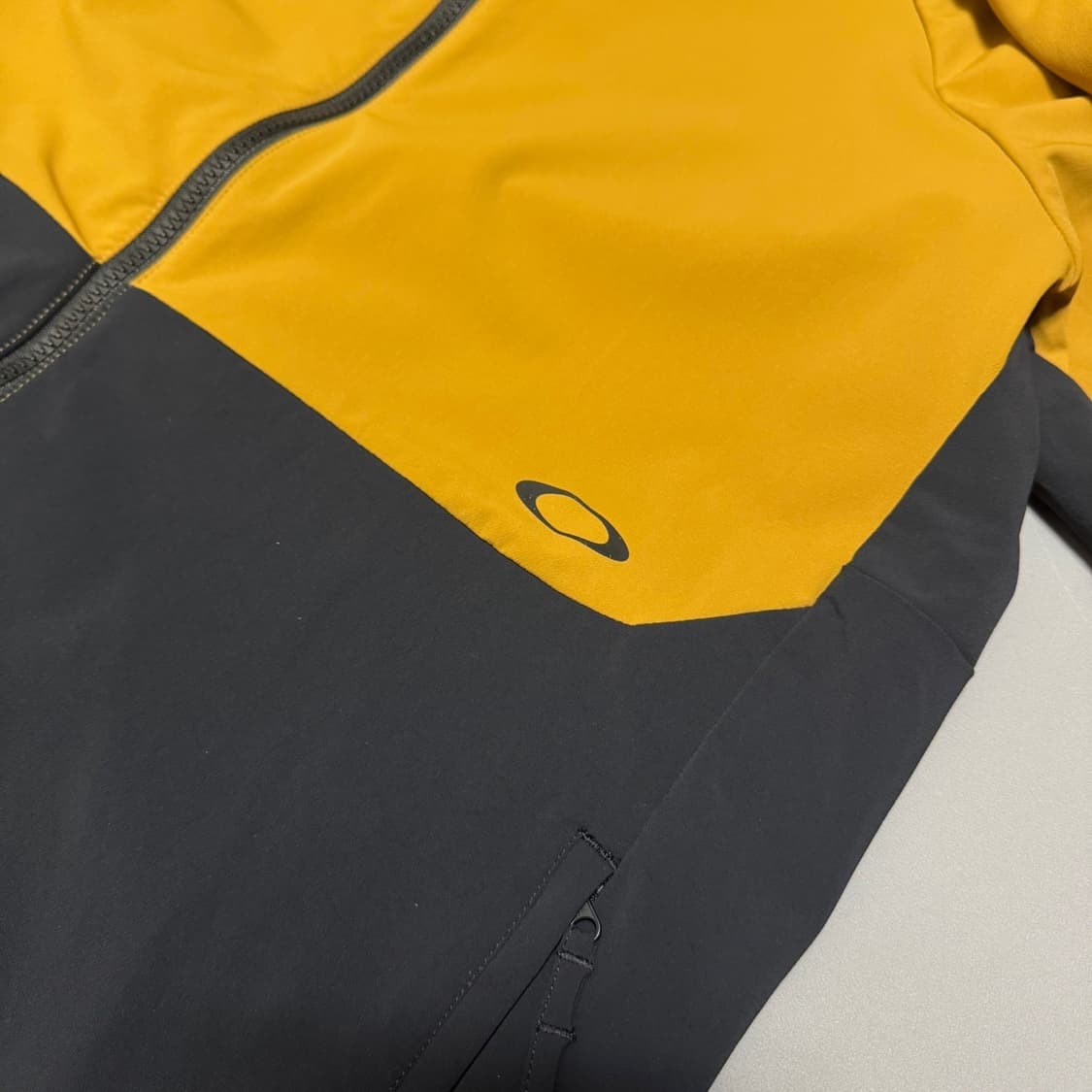 오클리(OAKLEY) 머스타드 폴리아미드 엘라스테인 후드 윈드브레이커 상품이미지4