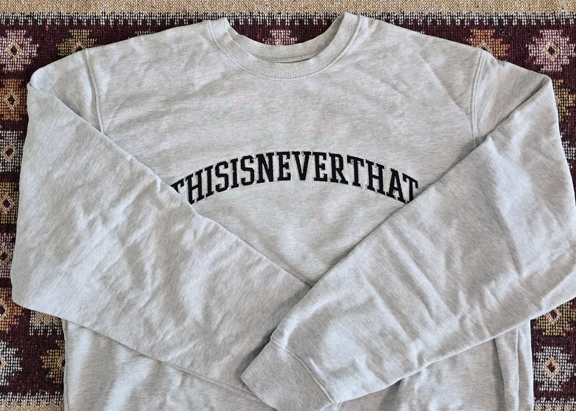 [L] thisisneverthat 디네댓 로고 맨투맨 그레이 상품이미지2