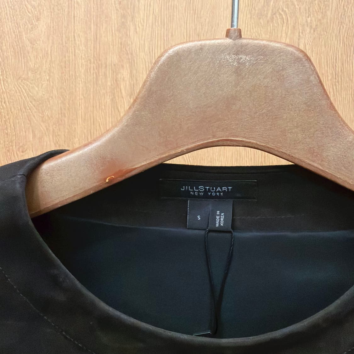 질스튜어트 스웨이드 롱슬리브 티셔츠 버튼 커프스 숄더 지퍼 디테일 블랙 상품이미지7