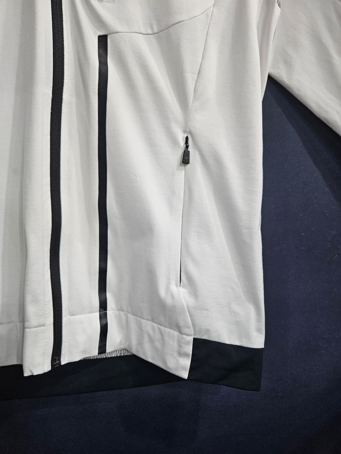 데상트 화이트 남성 슬림핏 95 집업자켓  상품이미지6