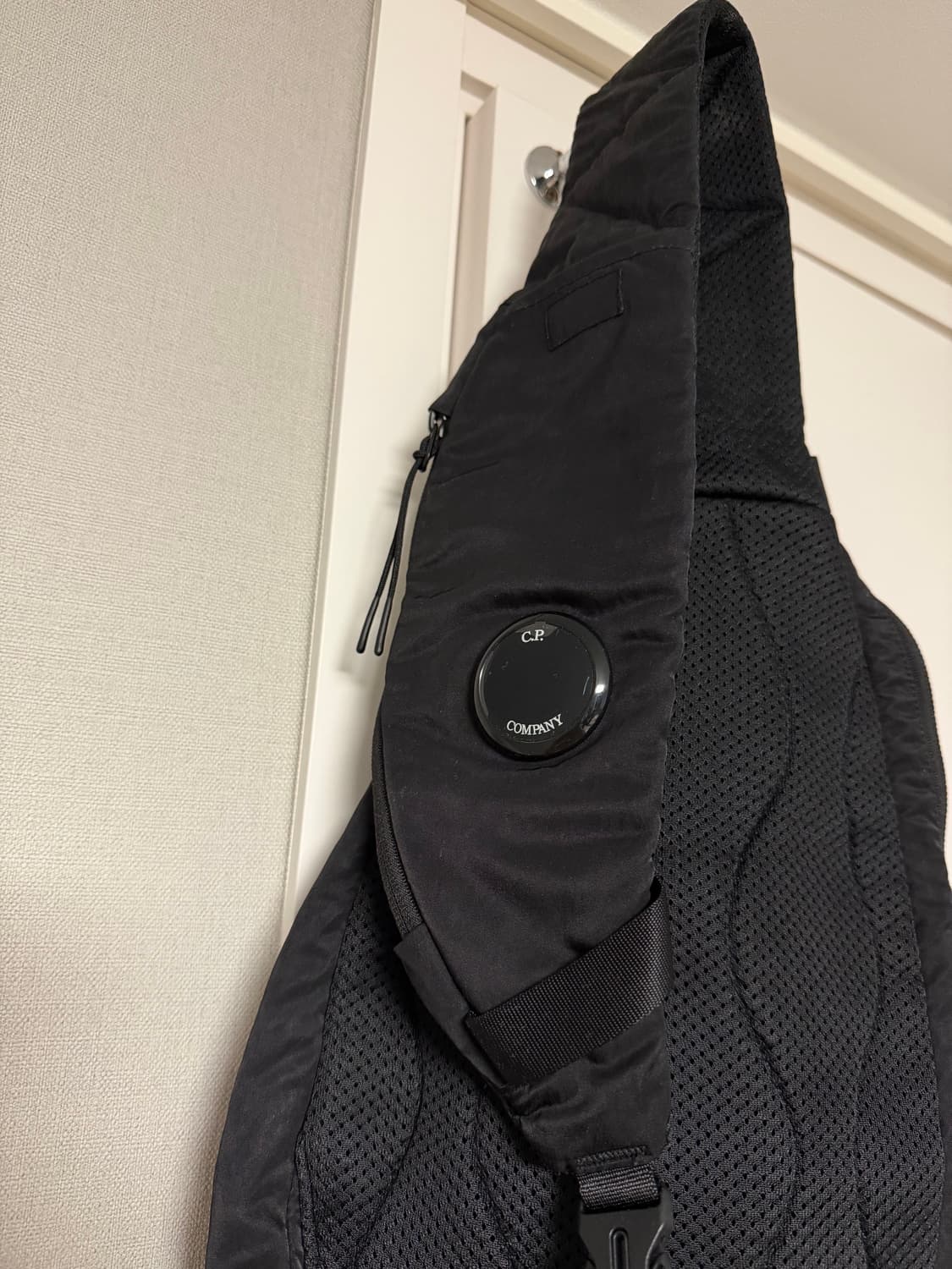 C.P. 컴퍼니 나일론 B 크로스바디 럭색 블랙 - 24FW 상품이미지4