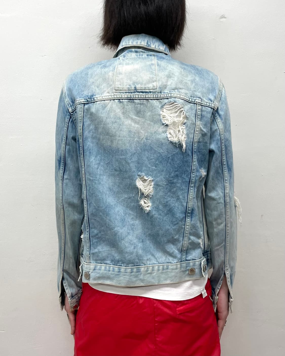  Distressed washed denim jacket 상품이미지4
