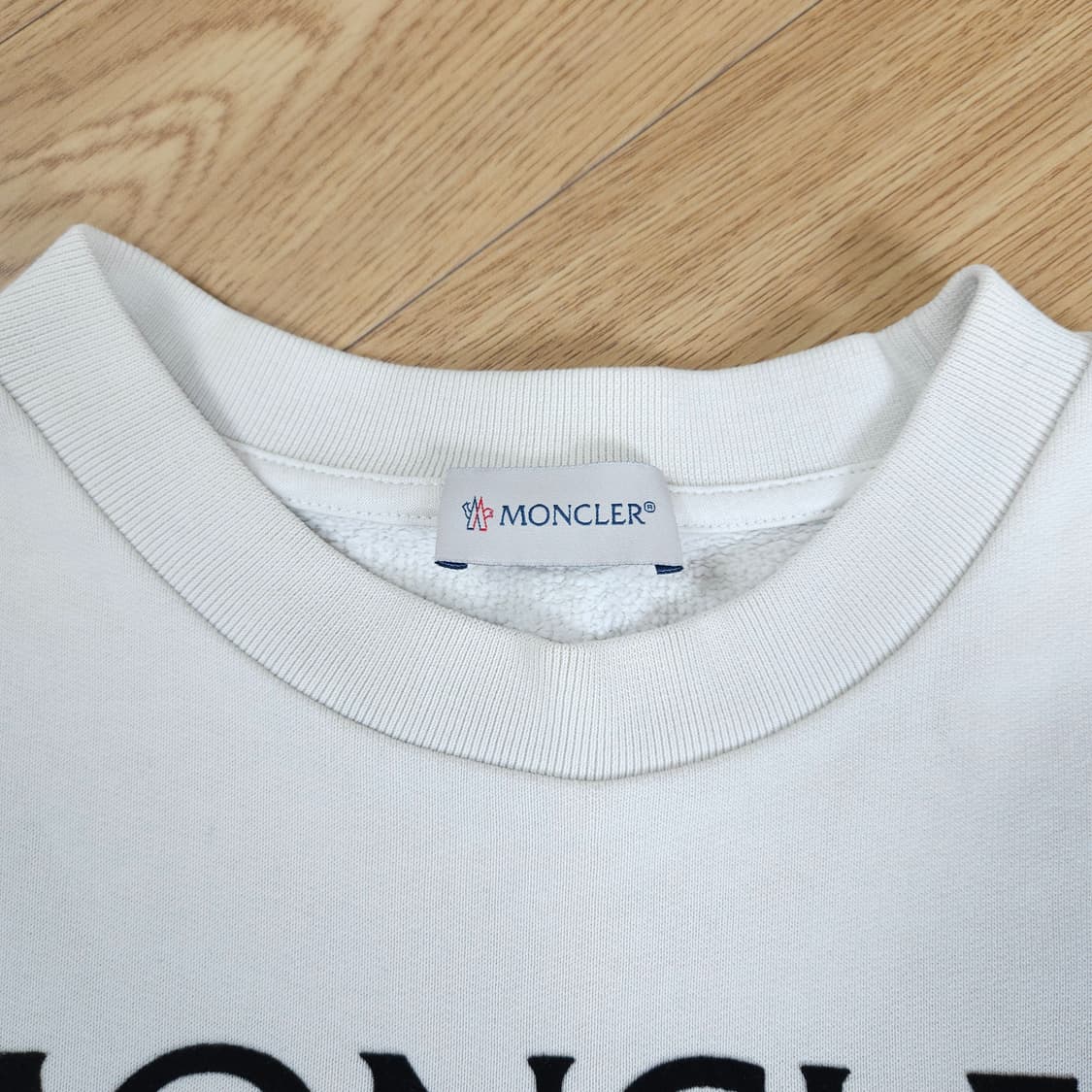 몽클레어 화이트 레터링 얇은기모 맨투맨 S 90 상품이미지4