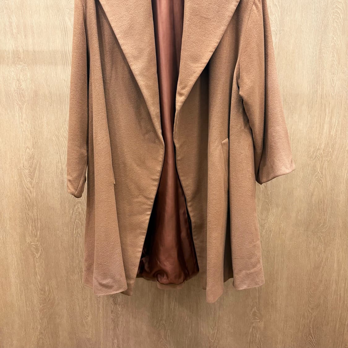 끌로에 오버핏 을 코트 드레이프 실루엣 와이드 카라 포켓 디테일 브라운 상품이미지5