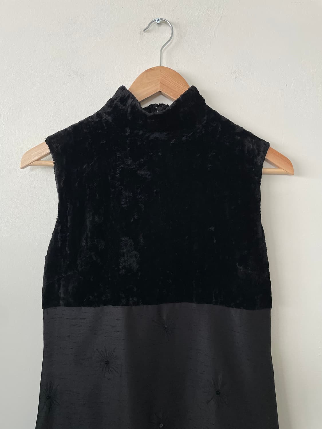 half neck embroidered sleeveless dress 상품이미지2