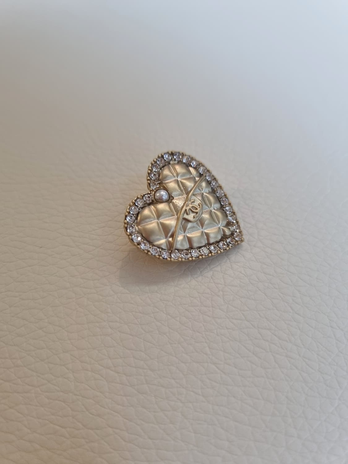 샤넬 퀼팅하트 보석장식 CC 금장 미니 브로치 업사이클링 상품이미지5