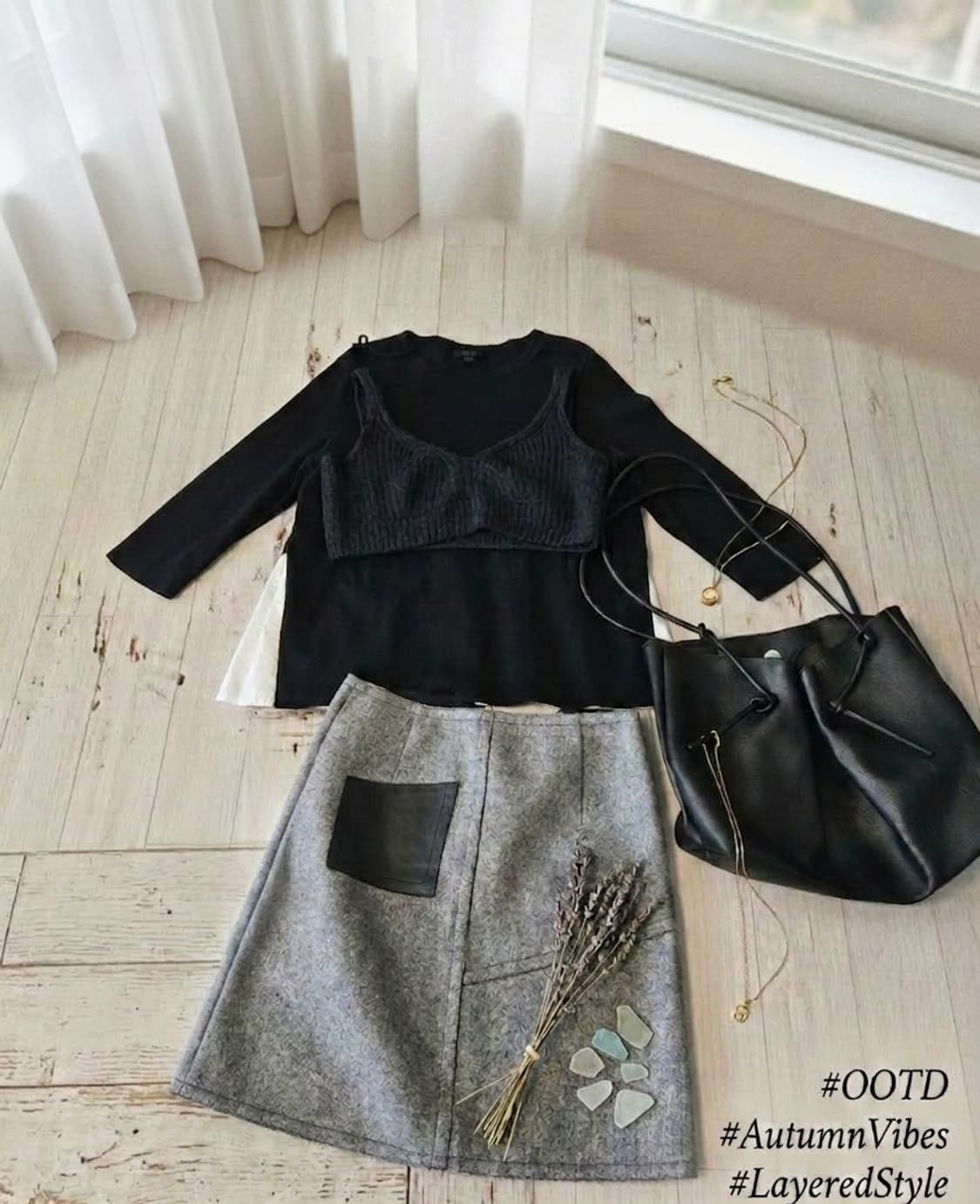 [COS] 블랙 믹스 미디어 니트 탑 (셔츠 레이어드 디테일) 상품이미지4