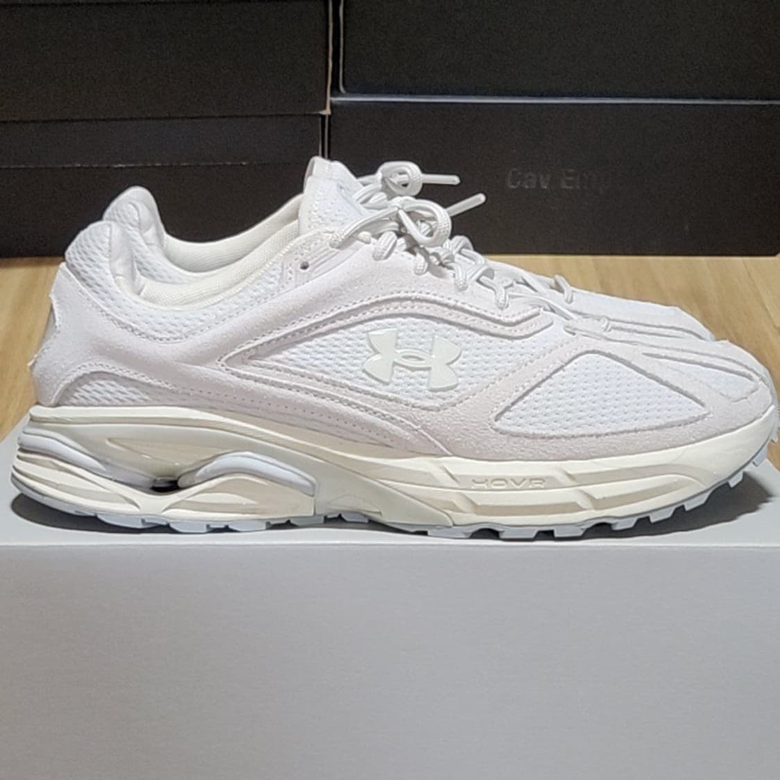 언더아머 280 호버 애퍼리션 화이트 베이지 상품이미지3