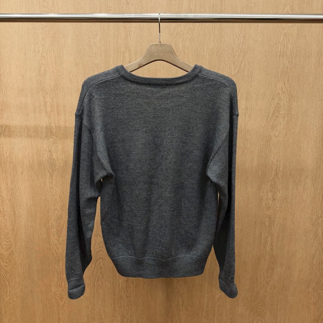 피아스포츠 울 브이넥 니트 포켓 버튼 로고 자수 디테일 차콜 상품이미지3