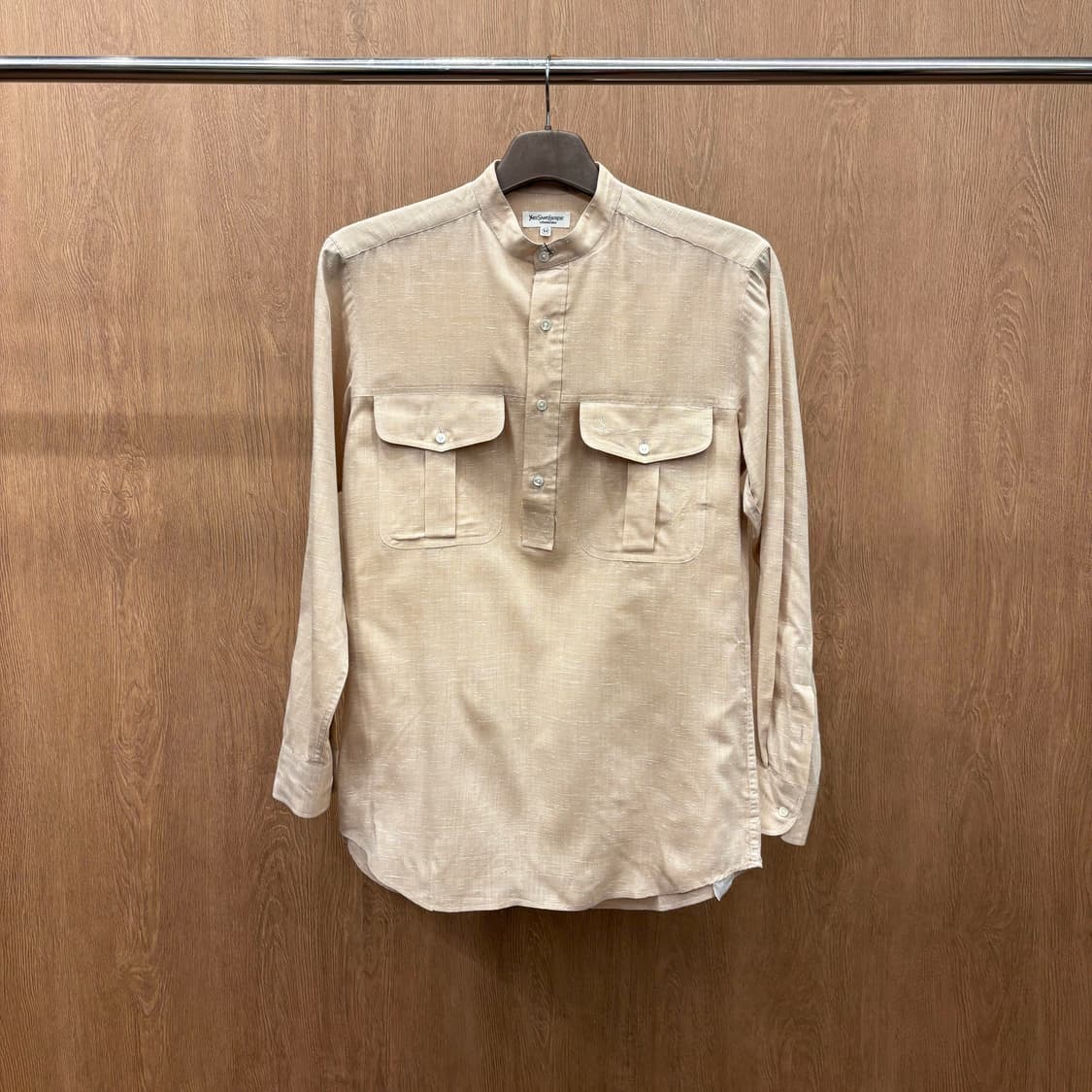 입생로랑 긴팔 셔츠 프론트 하프 버튼 밴드 카라 플랩 포켓 디테일 베이지 상품이미지2