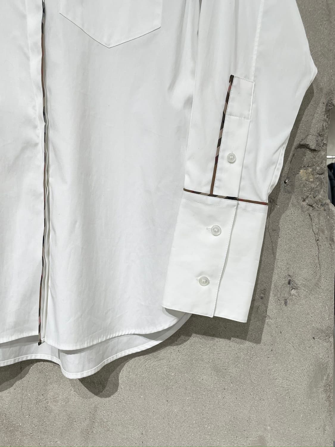 버버리 화이트 싱글 포켓 체크 트리밍 코튼 셔츠 상품이미지5