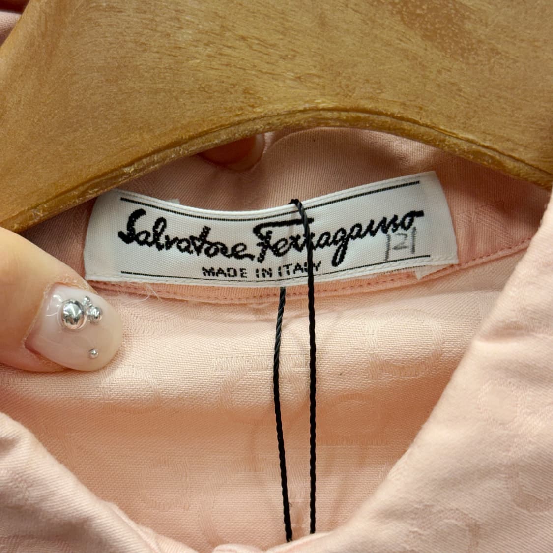 살바토레 페라가모 반팔 셔르 로고 패턴 히든버튼 디테일 핑크 상품이미지7