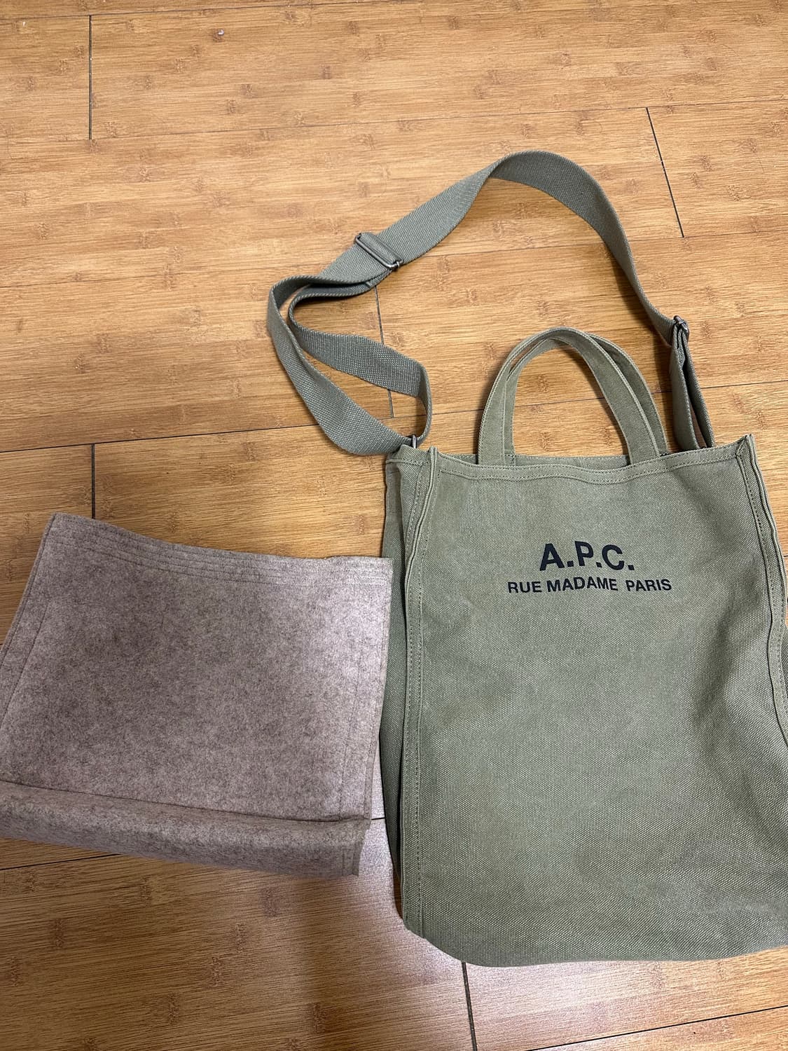 A.P.C. 아페쎄 르 코퍼레이션 토트백 카키 상품이미지2