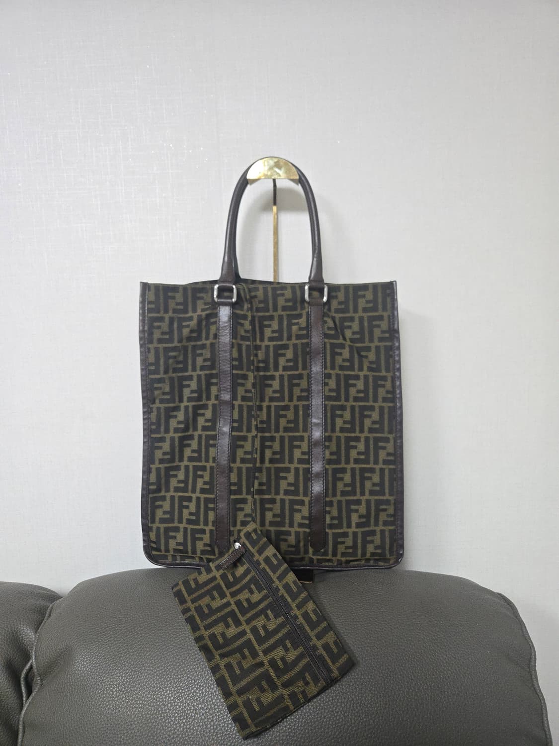 펜디 남성 FF 주카 세로백 상품이미지1