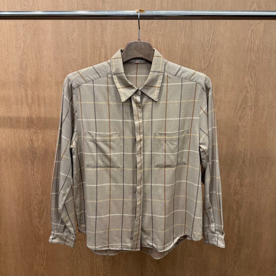 버버리 코튼 긴팔 셔츠 클래식 체크 패턴 더블 포켓 버튼 디테일 베이지 상품이미지2