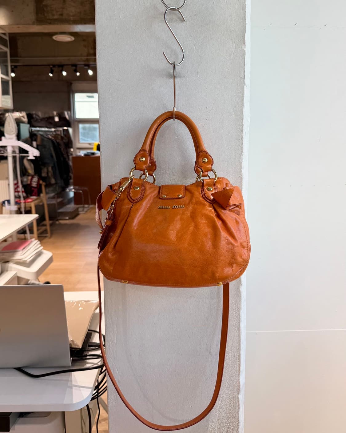 미우미우 오렌지 비텔로 럭스 토트백 상품이미지5