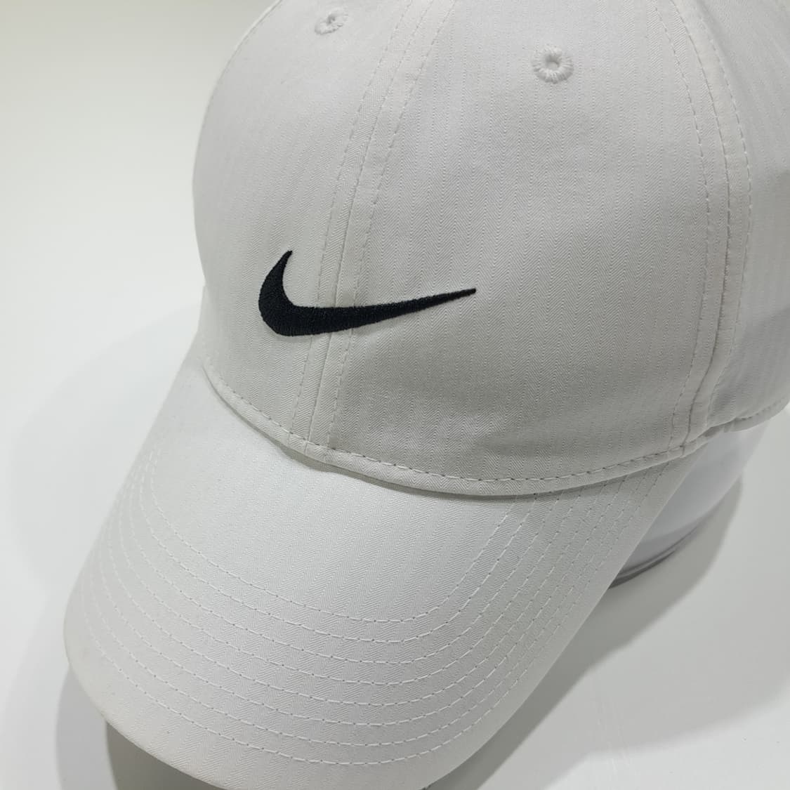 나이키 골프 레거시91 드라이핏 화이트 & 블랙 스우시 볼캡 P2058 상품이미지1