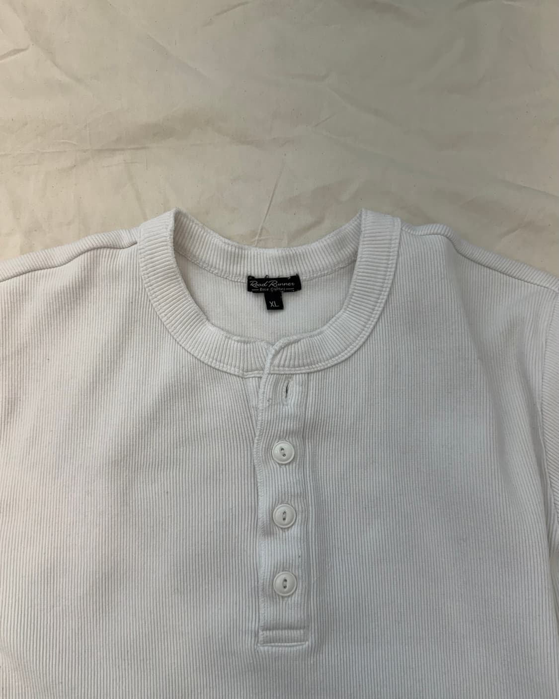 화이트 헨리넥 버튼 티셔츠 상품이미지1