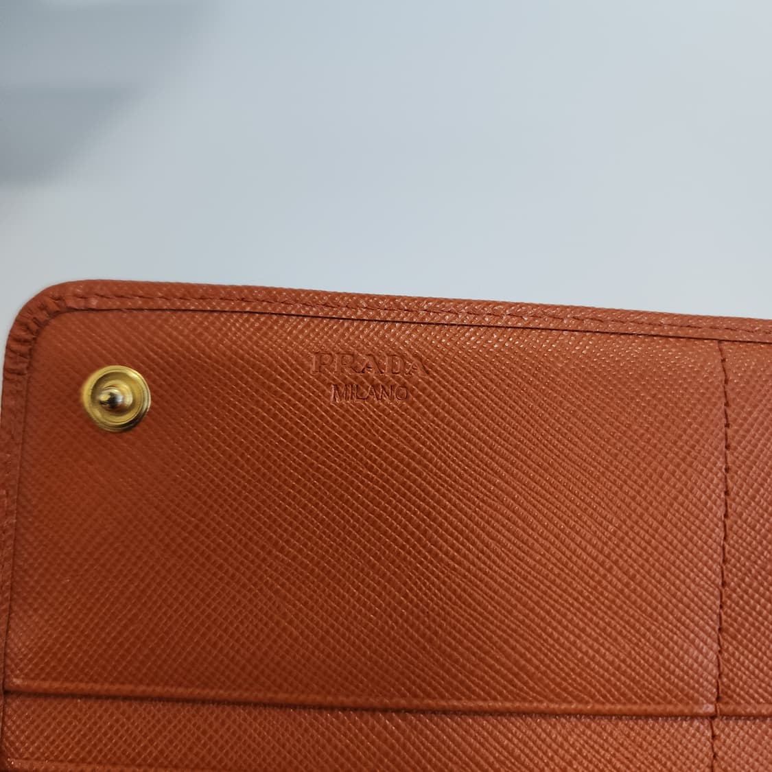 상태최상 프라다 메탈 로고 사피아노 장지갑 다크오렌지 상품이미지9