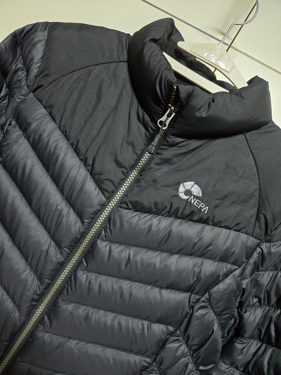 네파 여성 구스다운 경량 패딩 상품이미지1