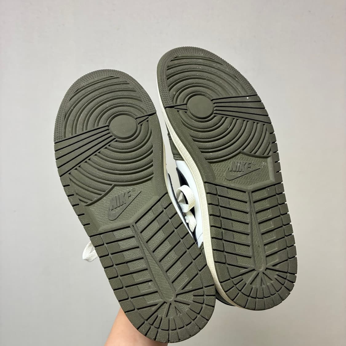 [260]나이키 에어조던1 로우 미디엄올리브 상품이미지5