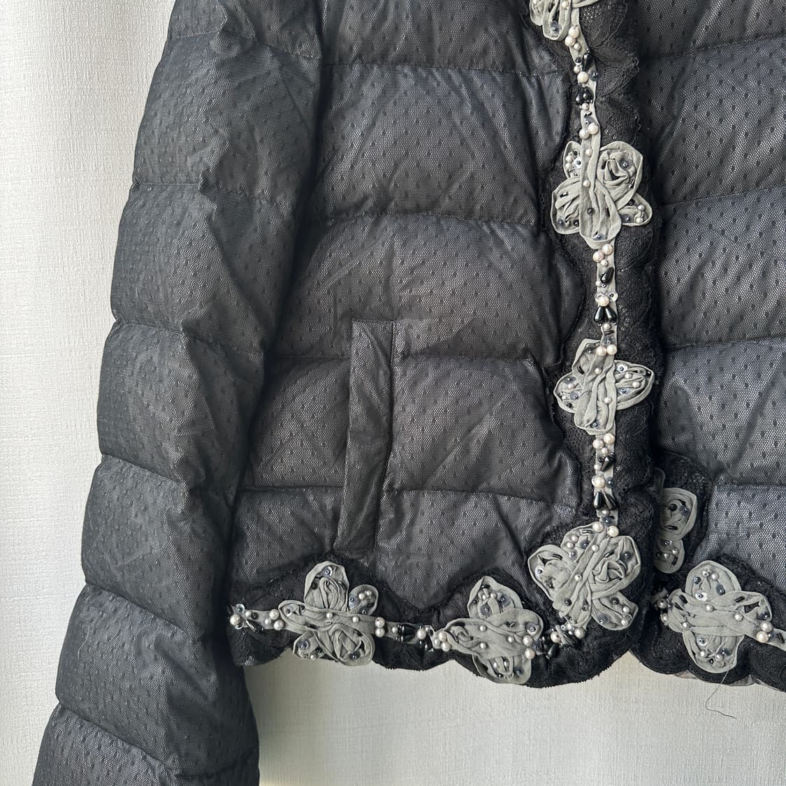 조르지오 아르마니 레이스 플라워 코르사쥬 숏 구스 다운 블랙 그레이 42 상품이미지4