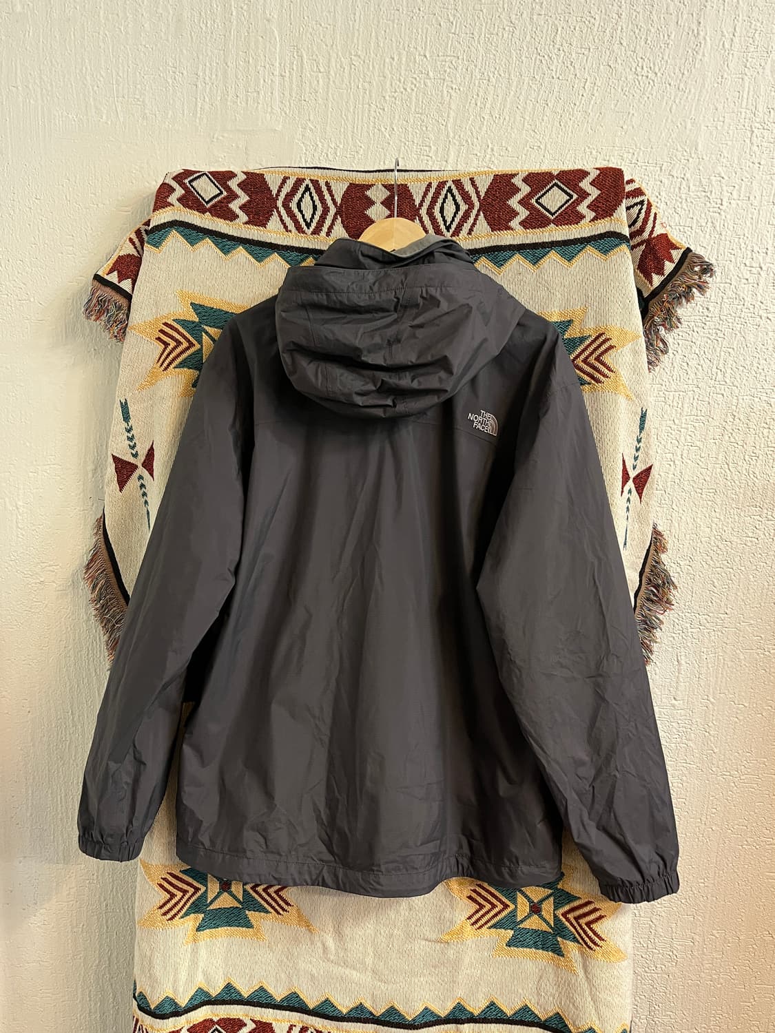 노스페이스 차콜 그레이 바람막이 L 상품이미지2