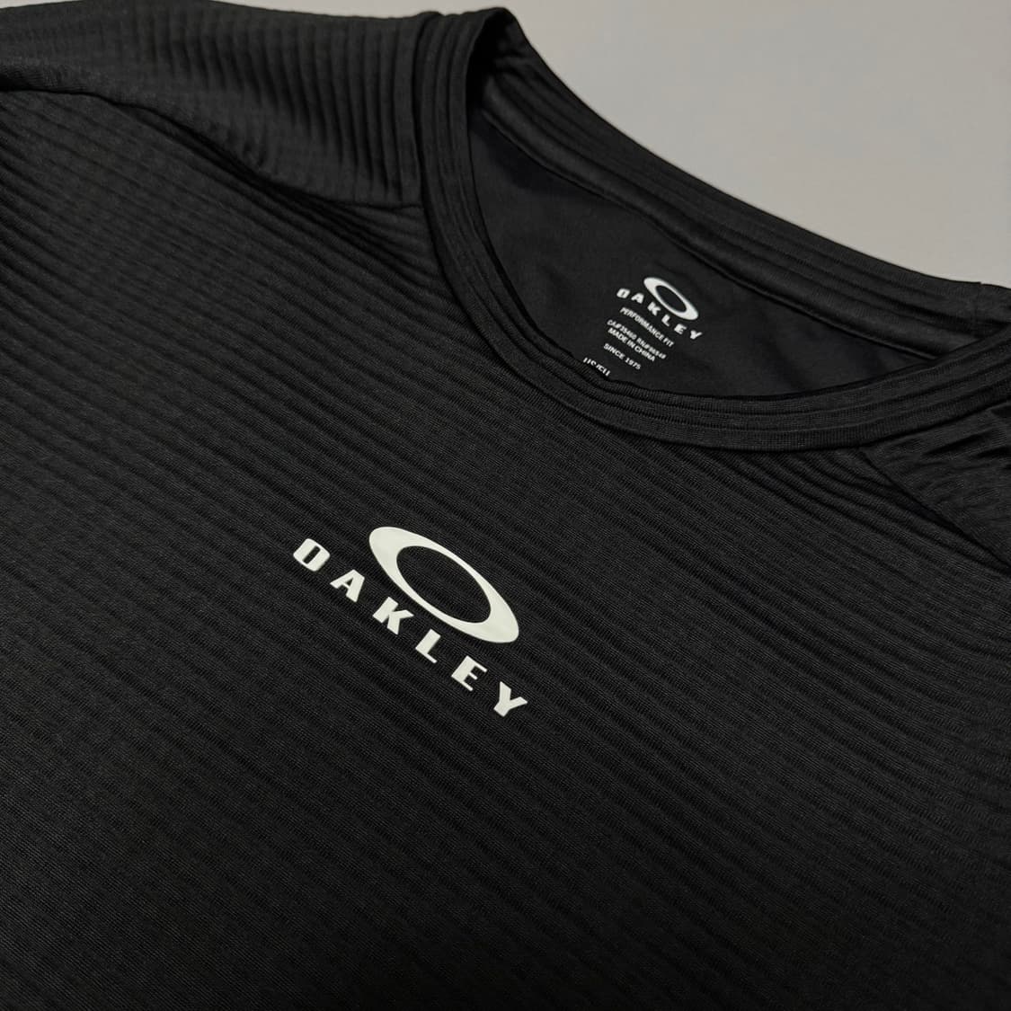 오클리(OAKLEY) 블랙컬러 서클로고 엠보싱 폴리에스터 그리드 롱슬리브 상품이미지3