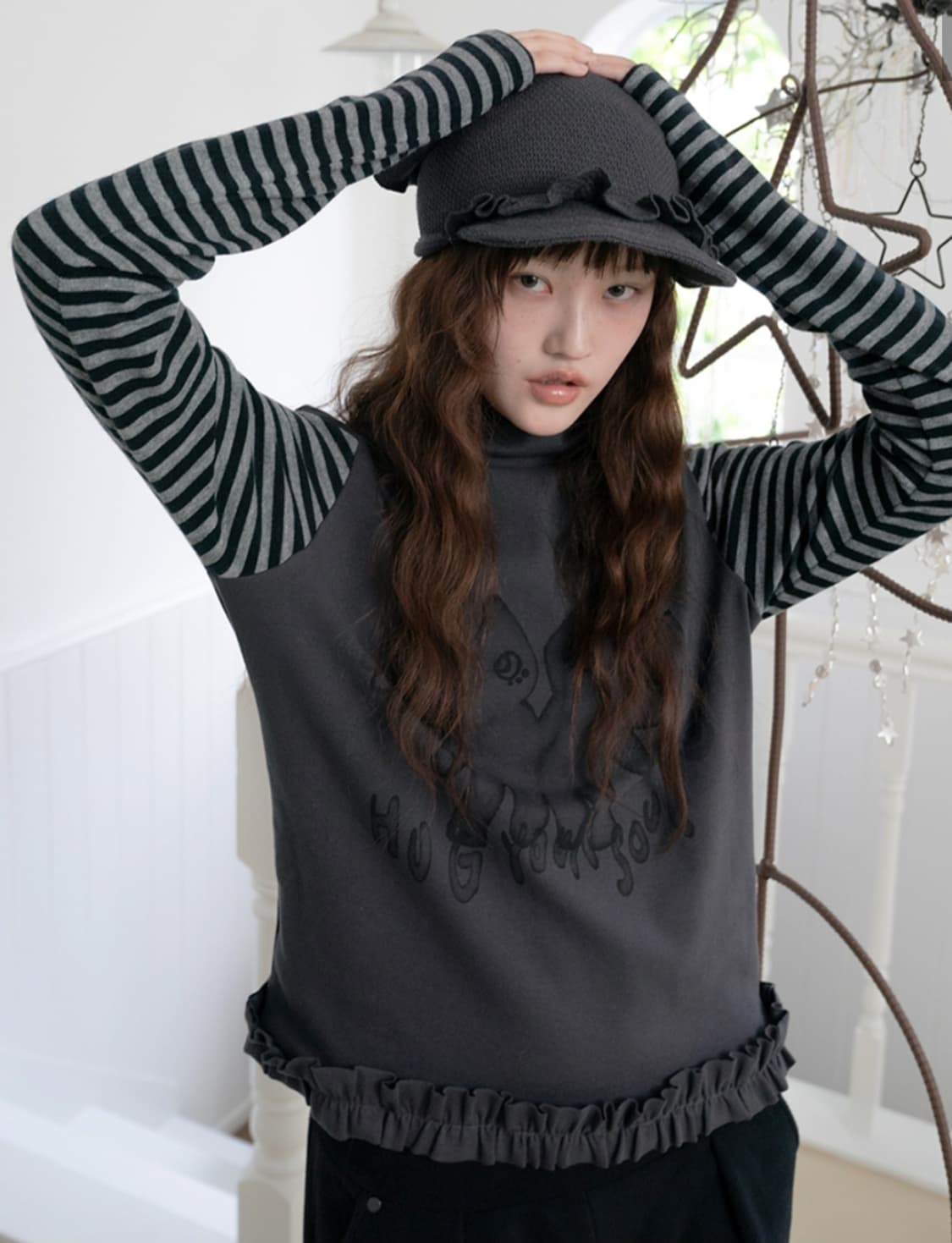 허그유어스킨 드로잉 프릴 폴라 탑 차콜블랙 상품이미지2