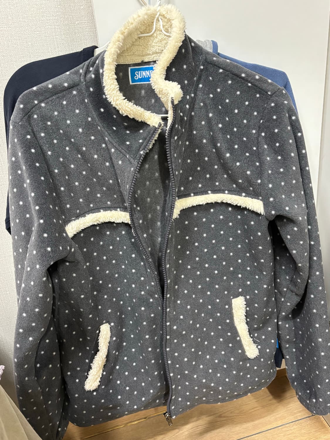 써넥트 땡땡이 플리스 자켓 차콜 상품이미지3