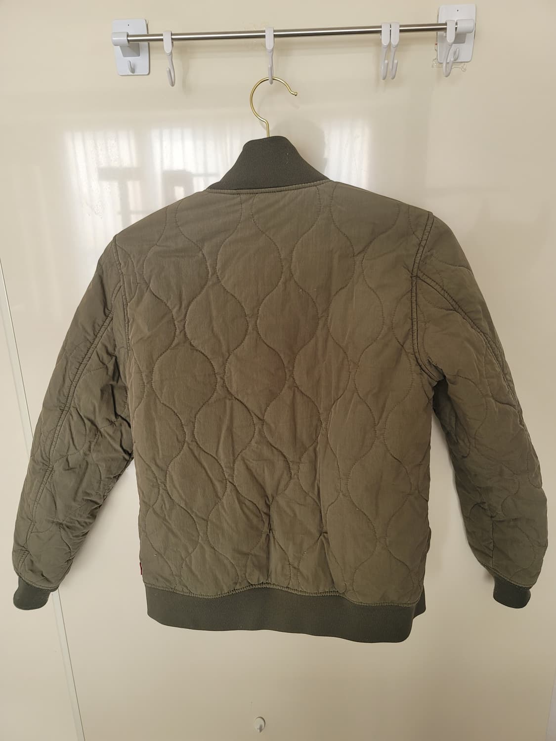 리바이스 퀄팅 카키 자켓 중간두께 S95정사이즈 상태굿

 상품이미지2