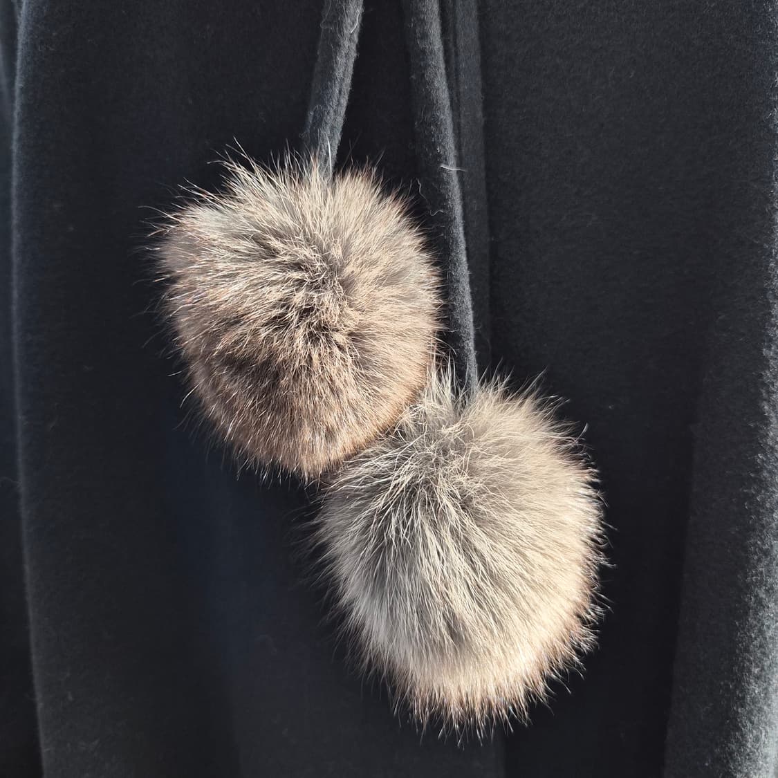 울 케이프핏 빅카라 폼폼 블랙 코트 상품이미지9