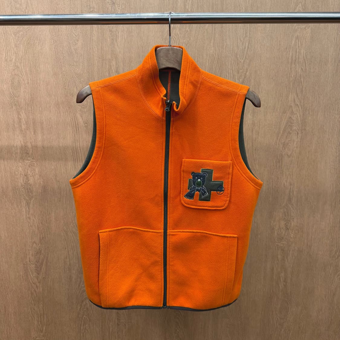 까스텔바작 스포츠 리버시블 플리스 베스트 로고 자수 디테일 오렌지 카키 상품이미지2