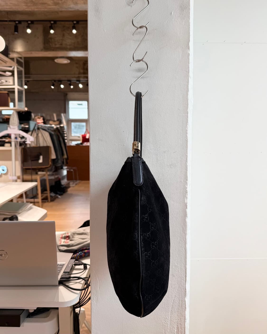 구찌 블랙 GG 스웨이드 호보백  상품이미지6