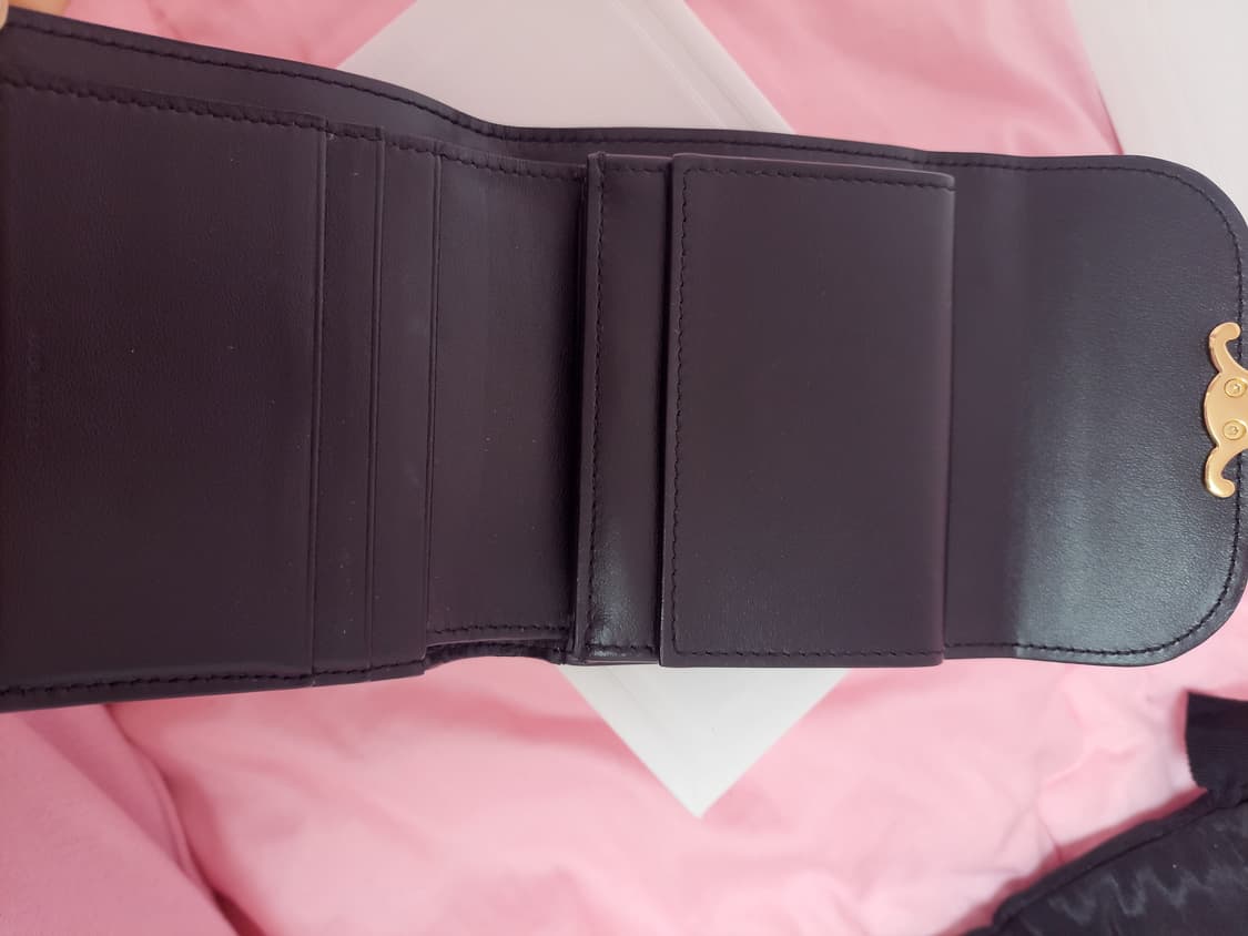 정품)급처상태좋음!셀린느 트리옹프 반지갑 공홈가 97만원 플랩 지갑 상품이미지4