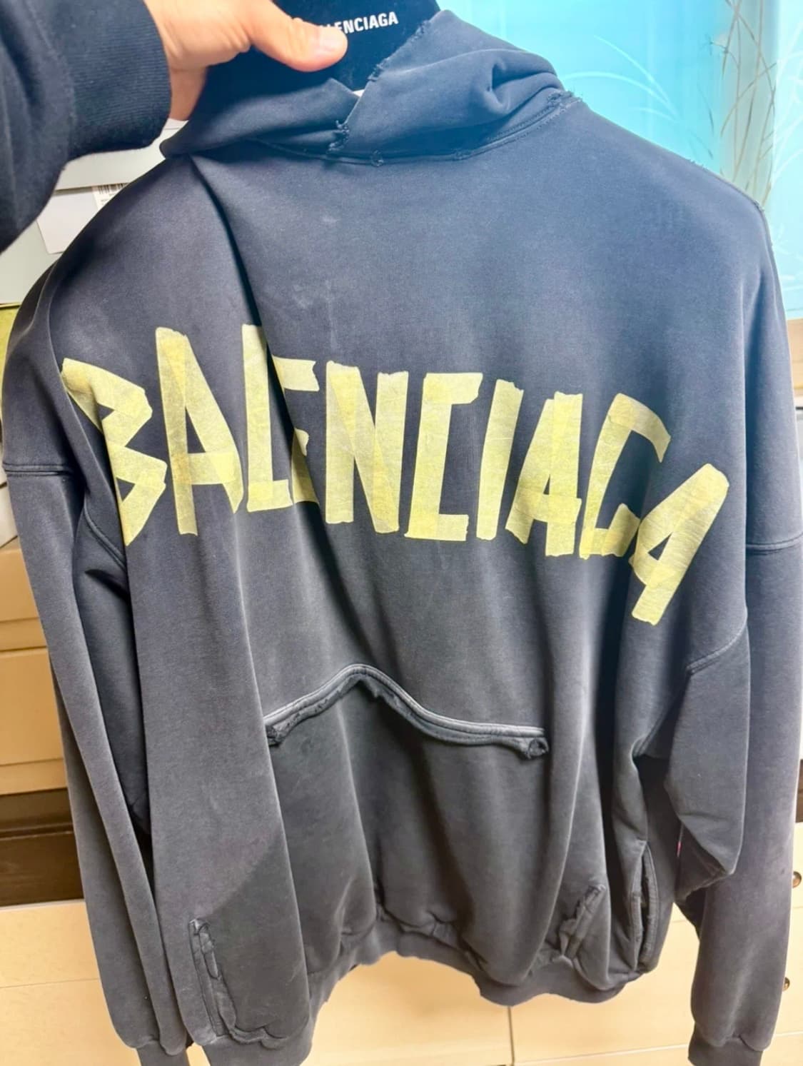 발렌시아가 테이프 타입 후드티 입니다. 상품이미지1