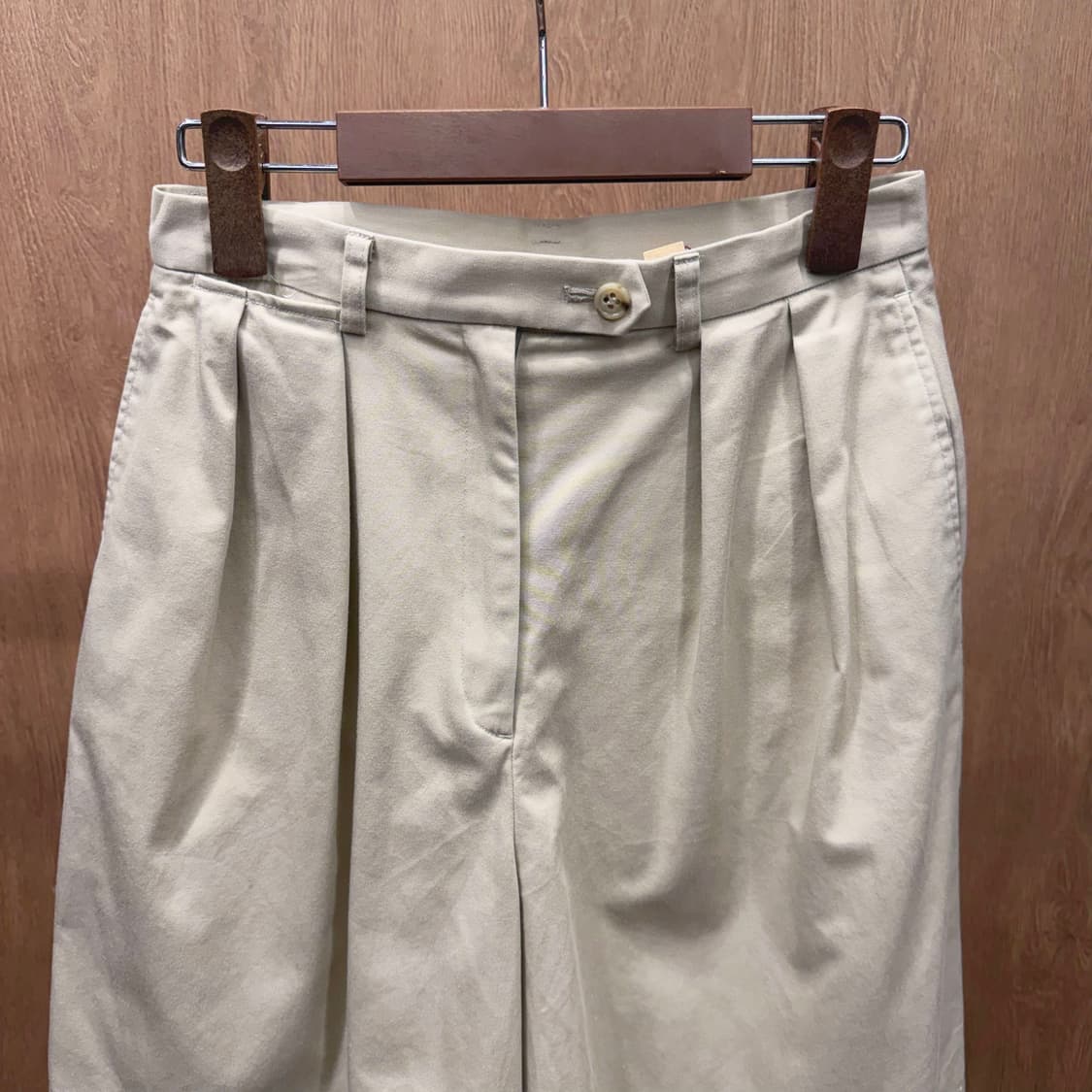 맥그리거 하프 팬츠 투턱 히든 버튼 디테일 와이드핏 베이지 상품이미지4