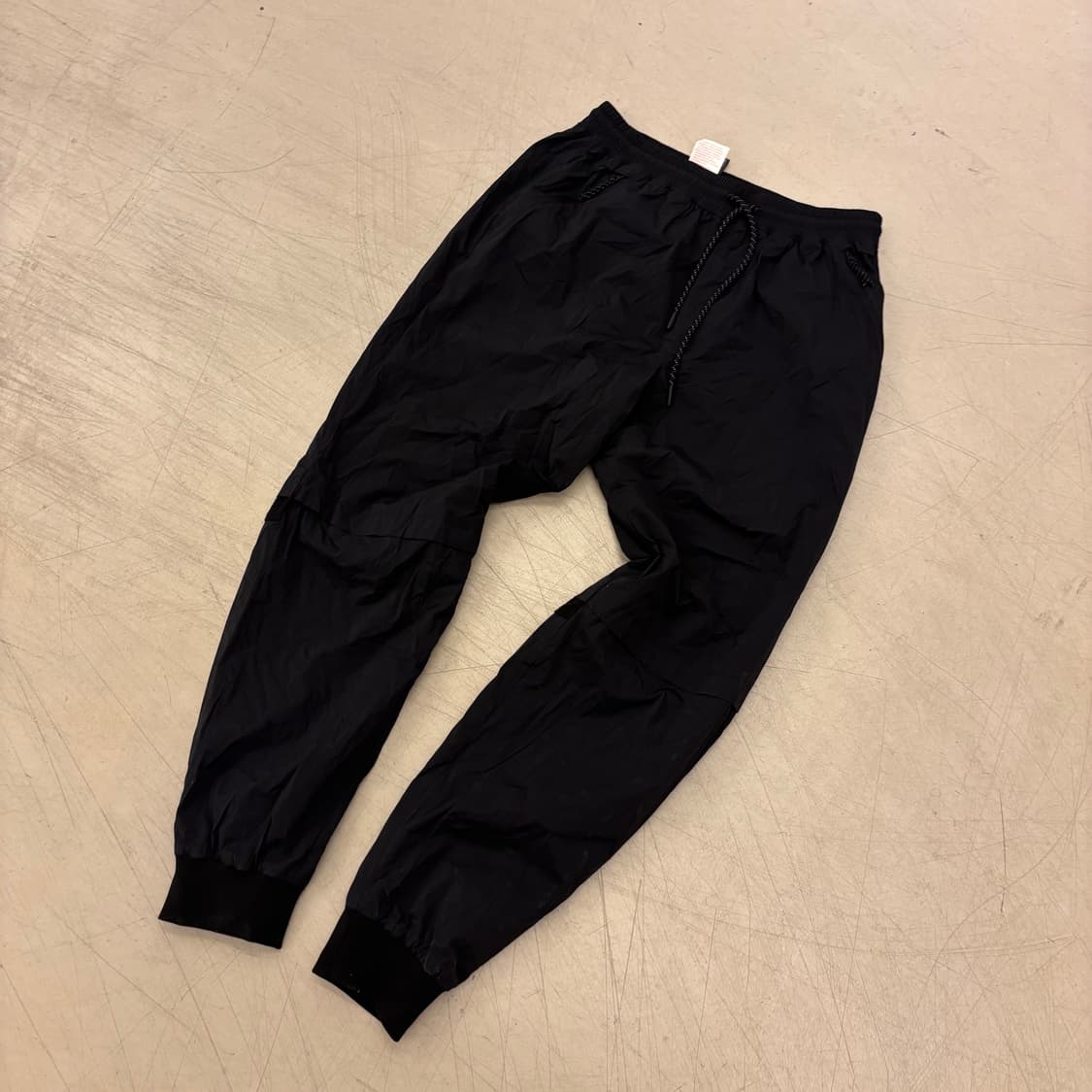 데상트 나일론 블랙 트랙 조거 팬츠 상품이미지3