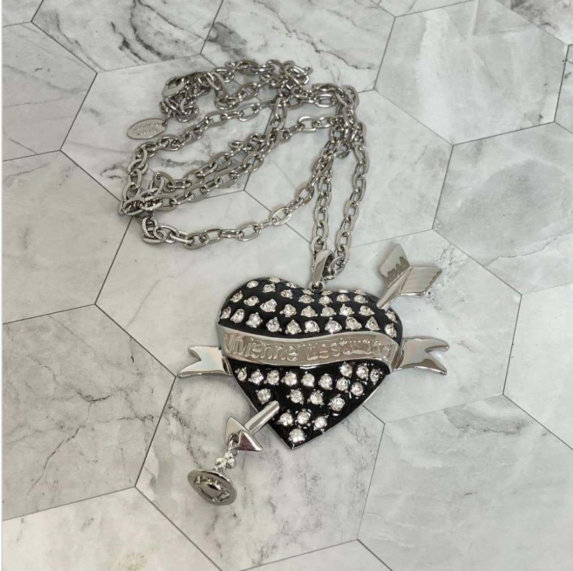 비비안 웨스트우드 아카이브 블랙 하트 레터링 로고 팬던트 목걸이 상품이미지2